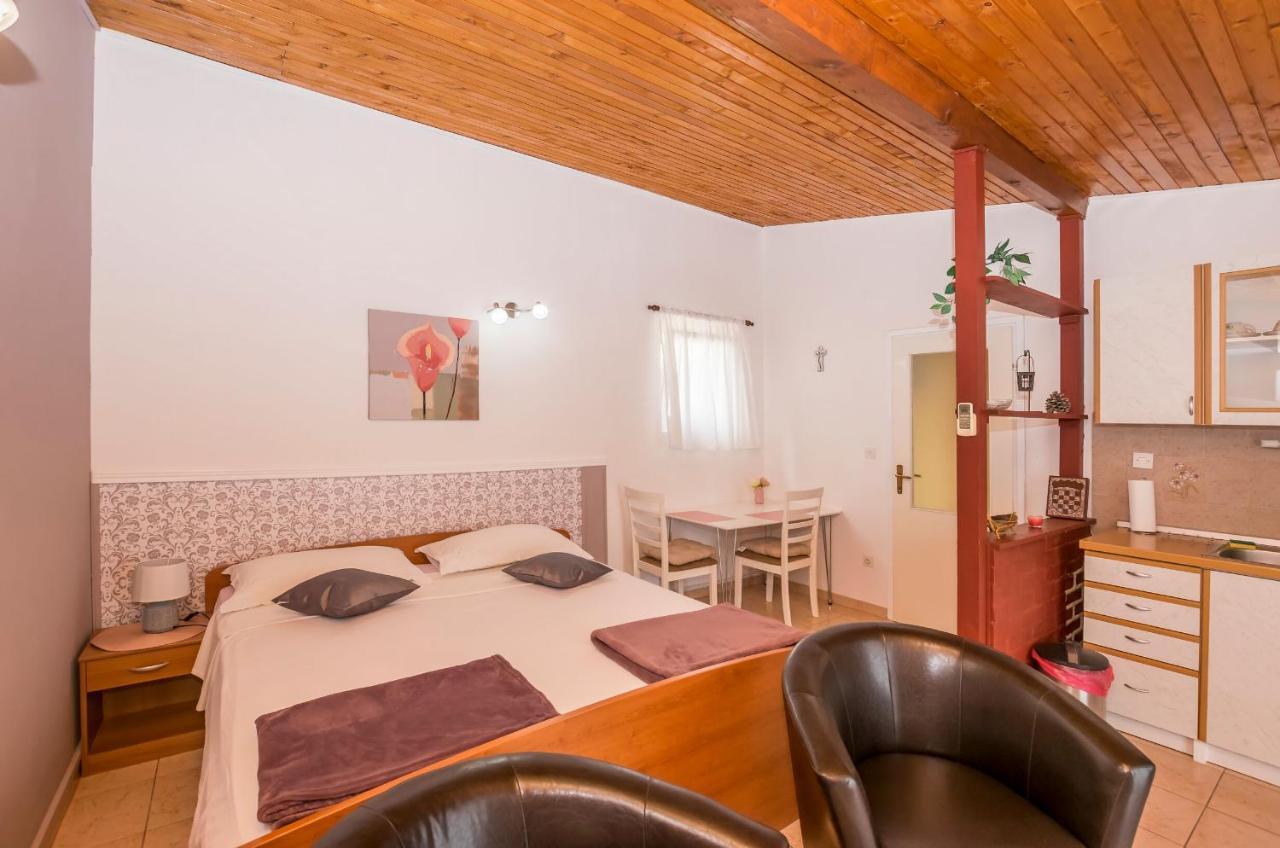 Apartments And Room Zinka ヴォディツェ エクステリア 写真